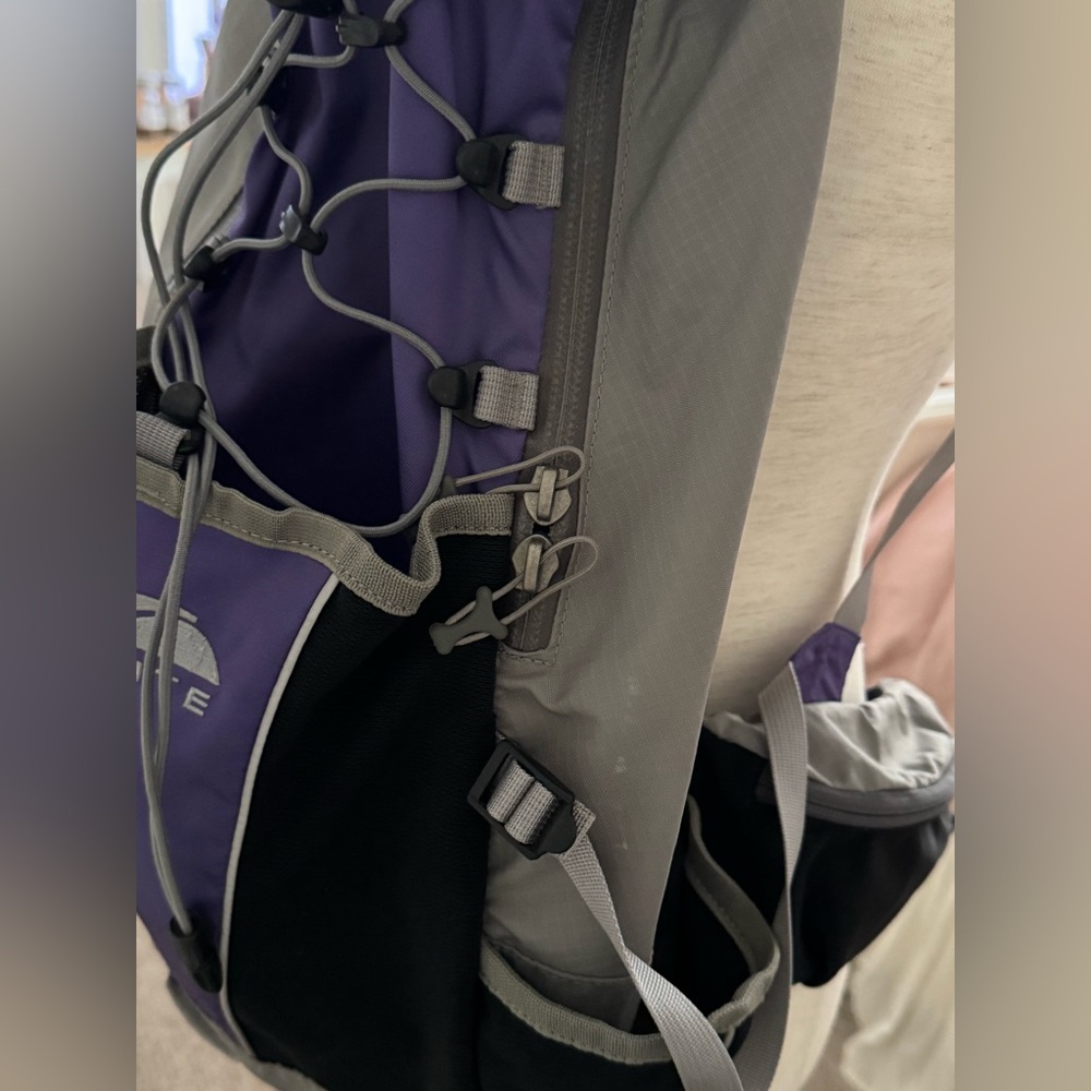 GoLite VO24, an ultralight hiking daypack specifically designed for Women - Picture 4 of 11